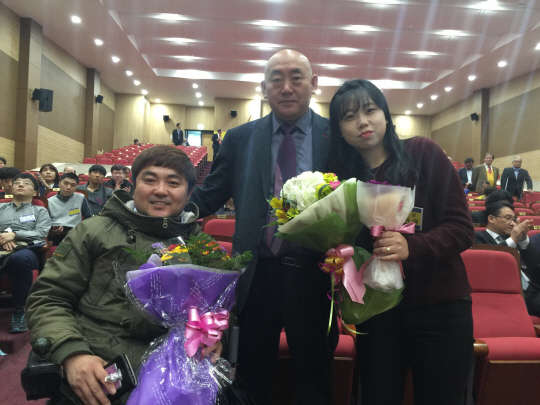 구로구가 2015년 전국장애인정보화경진대회에서 금상 2명을 배출했다. 일반부 스마트폰정보검색 분야 금상 수상자 권세훈씨(왼쪽)과 컴퓨터수리 분야에서 금상을 수상한 이아영씨. 구로구 제공